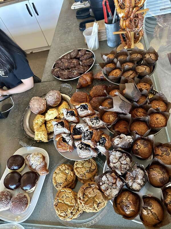 Kelowna: Walking Food Tour with 7 Tastings and 4 Drinks - Book early in your Kelowna stay