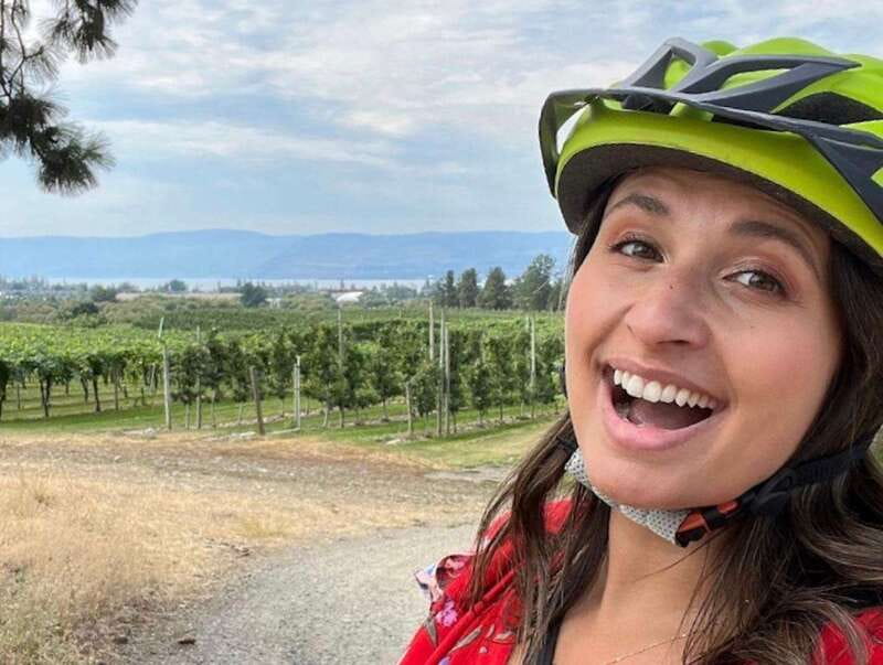 Kelowna: Wine Tasting by E-bike, Smartphone Guide & Lunch - Getting set up at Lakeside Eco-Sports
