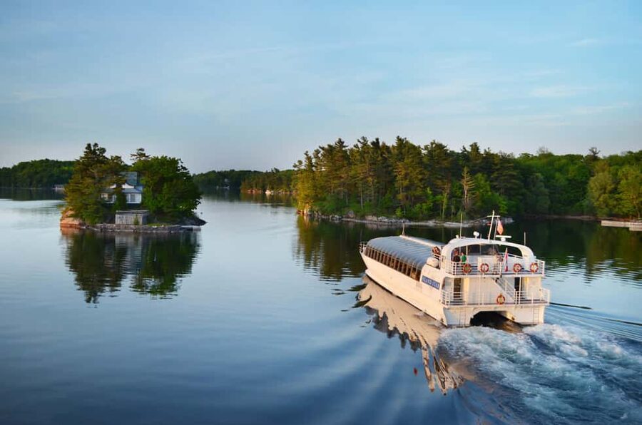 Kingston: Lunch Cruise of Thousand Islands - Kingston departure and the first minutes aboard