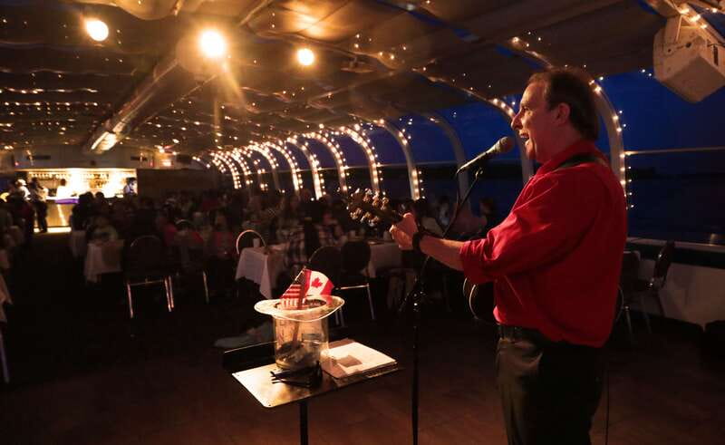 Kingston: Sunset Dinner Cruise - Music and commentary: two different kinds of entertainment