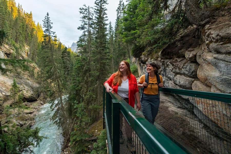 Lake Louise,Moraine Lake,Yoho NP,Johnston Canyon & BanffTour - Moraine Lake depends on the calendar