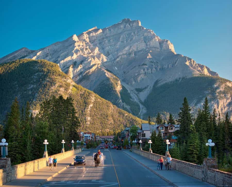 Lake Louise,Moraine Lake,Yoho NP,Johnston Canyon & BanffTour - Pickup, vehicles, and lunch require planning