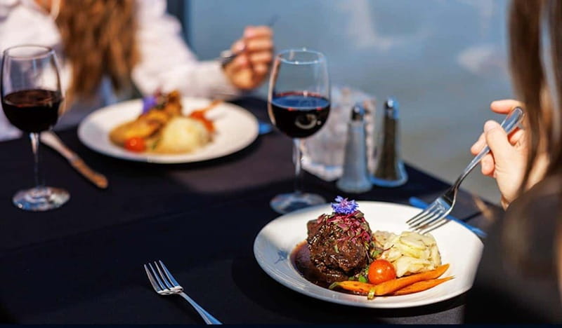 Montréal: 3 or 5-Course Dinner Cruise with DJ & Dancing - A 3 or 5-course meal with Québec ingredients