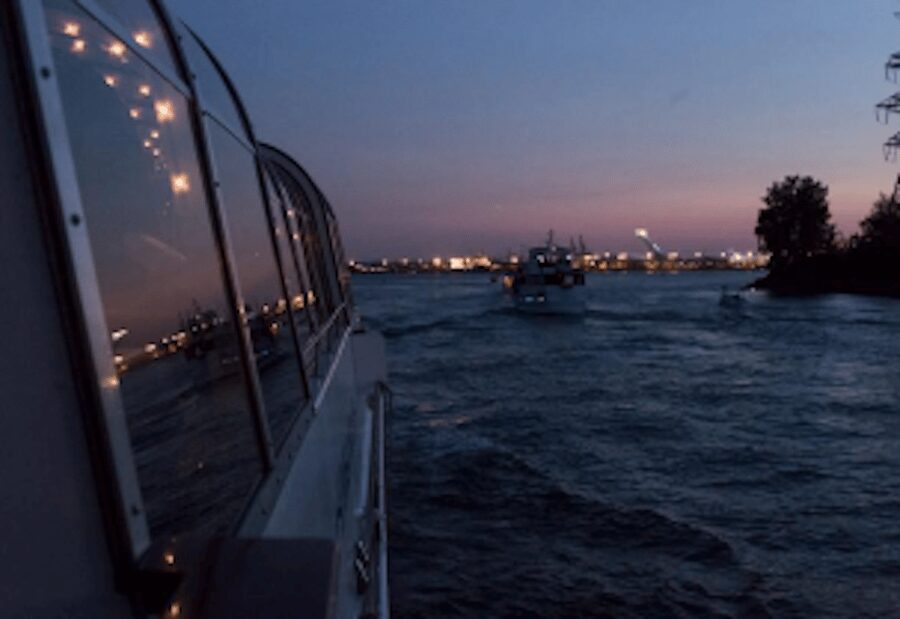 Montreal: Bateau-Mouche Cruise with A La Carte Dinner Option - Seating and the terrace: know the tradeoff