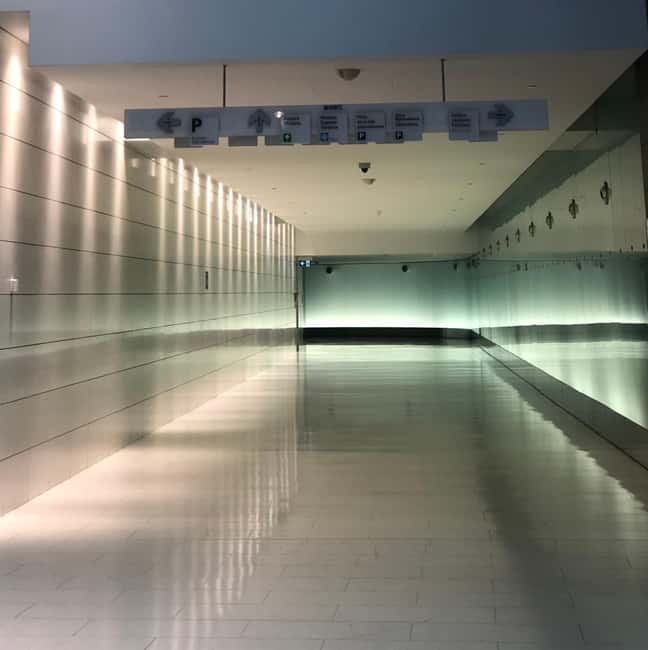 Montreal: Discover Reso - The Underground City - The first stops: shops, art, and a bank with a new life
