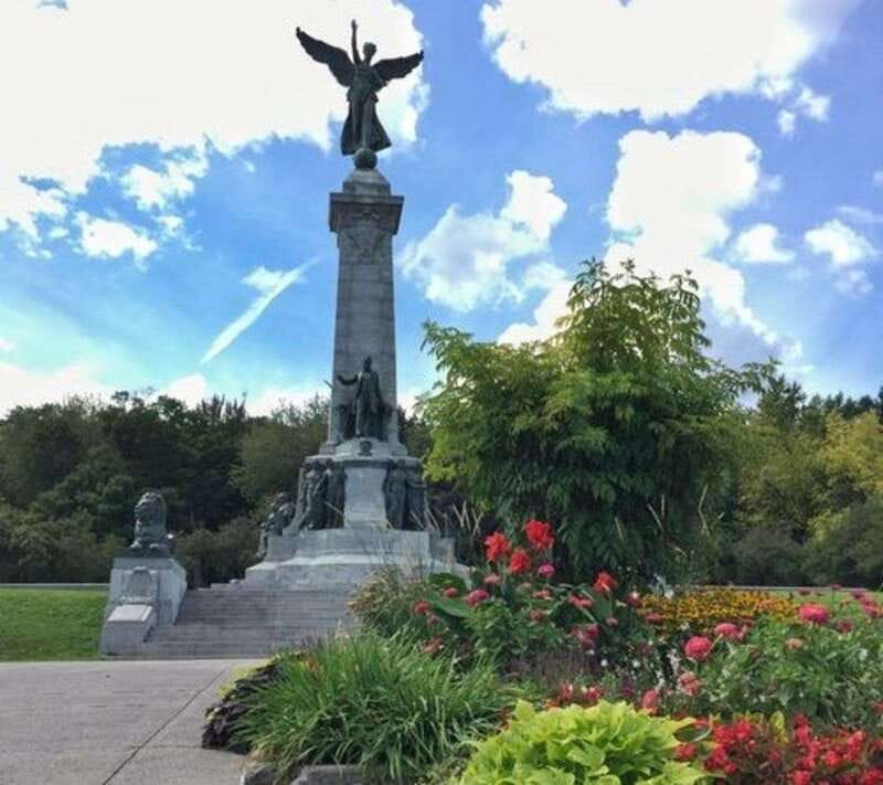 Montreal : Downtown & Underground Walking Tour with a Guide - McGill University: a strong first landmark