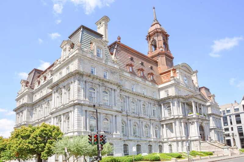 Montreal: Guided Bus Tour - What the guide adds to the ride