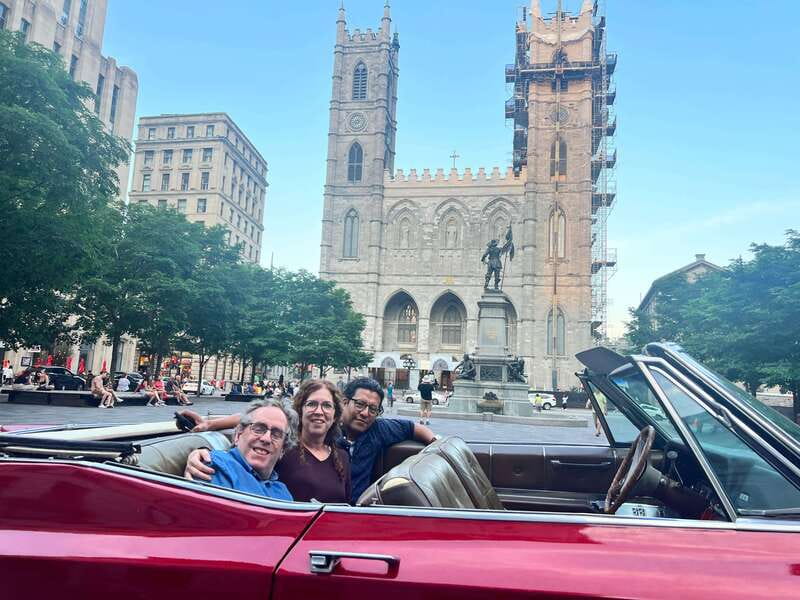 Montréal: Guided Tour in Vintage Convertible Cadillac - The one-hour route through Old Montreal