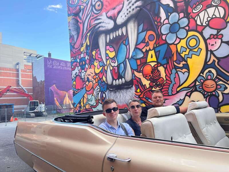 Montréal: Guided Tour in Vintage Convertible Cadillac - What the guides add to the ride