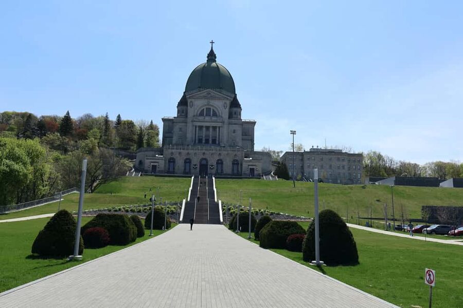 Montreal: Iconic Landmarks All-Inclusive VIP Experience - What the private Jeep format changes