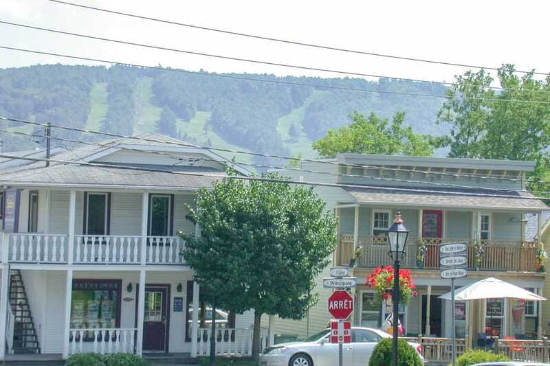 Montreal: Laurentian Mountains Day Trip - Transport, timing, and the return to Montreal