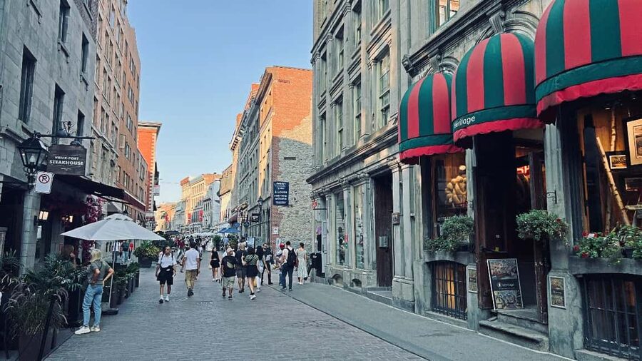 Montreal: Private 2h Walking Tour RESO and Old Montreal - What the two-hour format does well