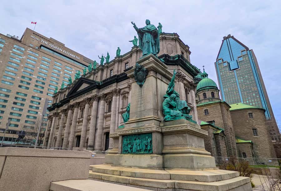 Montreal: Private Walking Tour of Downtown & Underground - Starting at the Sun Life Building and Dorchester Square