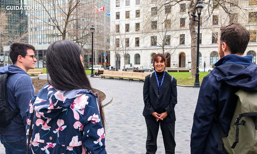 Montreal: Private Walking Tour of Downtown & Underground - Entering the 33-kilometre RÉSO