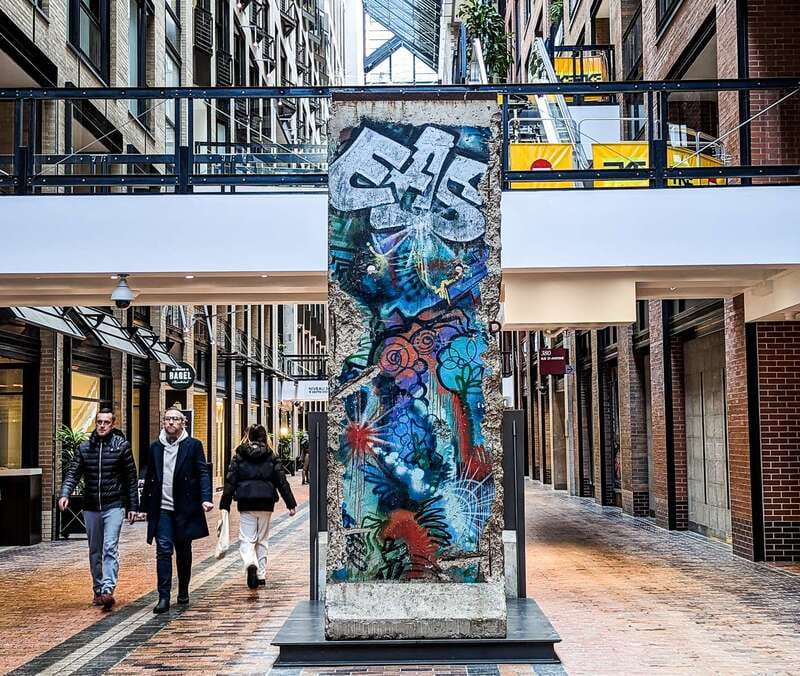 Montreal: RESO Underground City and Downtown Walking Tour - Place Ville-Marie and the story above ground