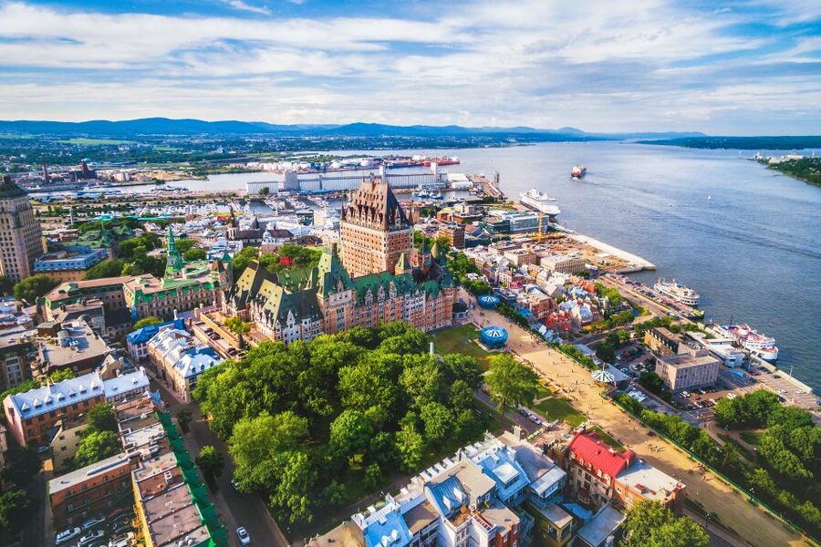 Montreal: Small Group Tour with River Cruise and Notre Dame - Guides can shape the day