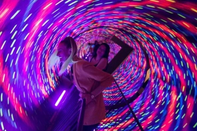 Museum of Illusions Admission in Toronto - Why visiting with someone makes a difference