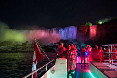 Niagara Falls, Canada: Evening Fireworks Cruise