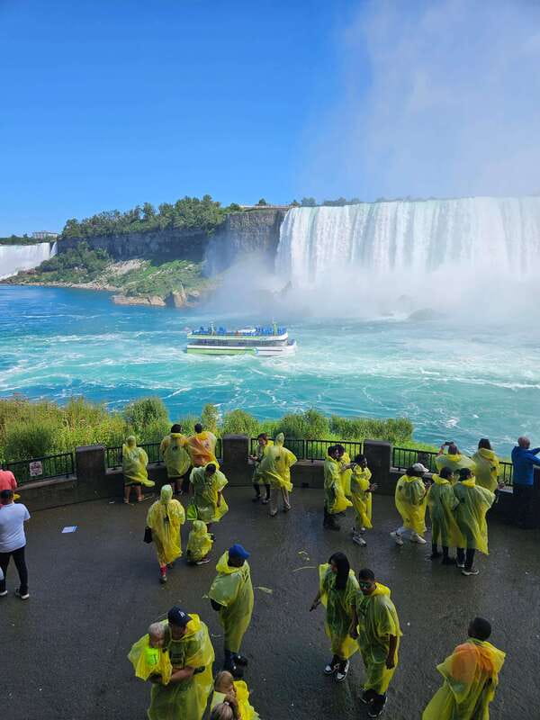 Niagara Falls: Canada with a Portuguese-speaking guide - Pickup from Toronto and the value of a private car