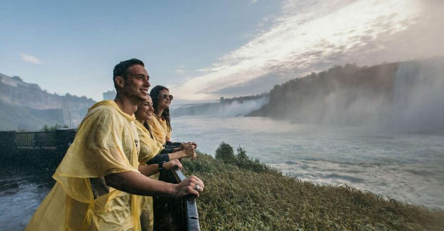 Niagara Falls Scenic Day Tour from Toronto Airport Pickup - The bus ride and the role of the guide