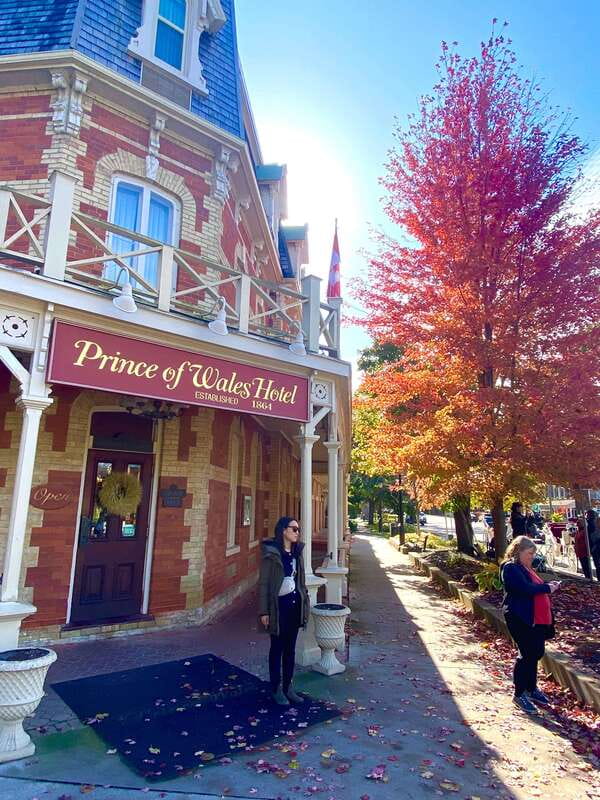 Niagara-on-the-Lake: Guided Walking Tour - Starting beside the Pillar and Post gardens