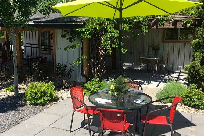 Okanagan Bee Tour and Lunch at Winery in Kelowna - A bee tour with a lunch at the center