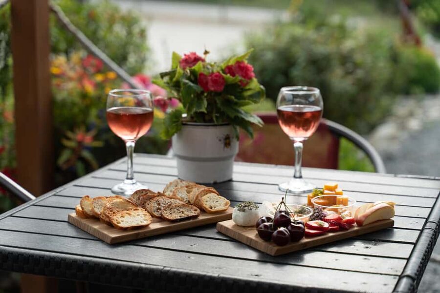 Okanagan Blackberry Fest; Wine Flights & Charcuterie Kelowna - Picking your own pint of fresh berries