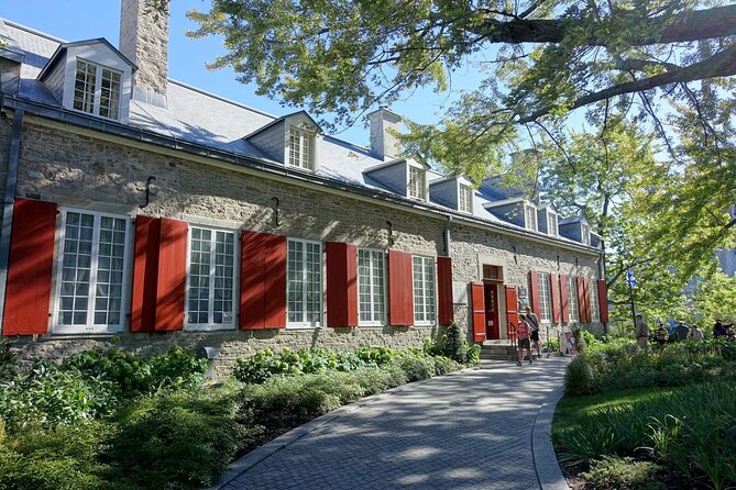 Old Montreal: Self-Guided Tour from Place D‘Armes to Old Port - City Hall and Château Ramezay