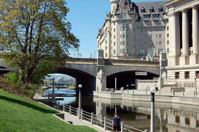 Ottawa: 4-Hour Bike Rental - Crossing toward the Museum of History