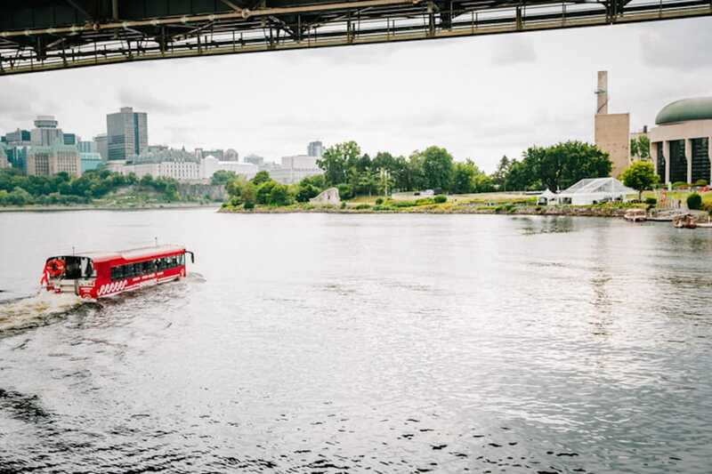 Ottawa: Bilingual Guided City Tour by Amphibious Bus - The 20-minute river cruise and the best photo views