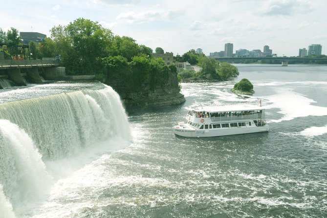 Ottawa Boat Cruise - Paul's Boat Line - Supreme Court, the Mint, and Sussex Drive