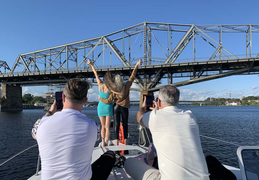 Ottawa: Downtown Yacht Cruise - Wed-Sun @ 6PM - 75 Minutes - Who will enjoy this yacht ride most