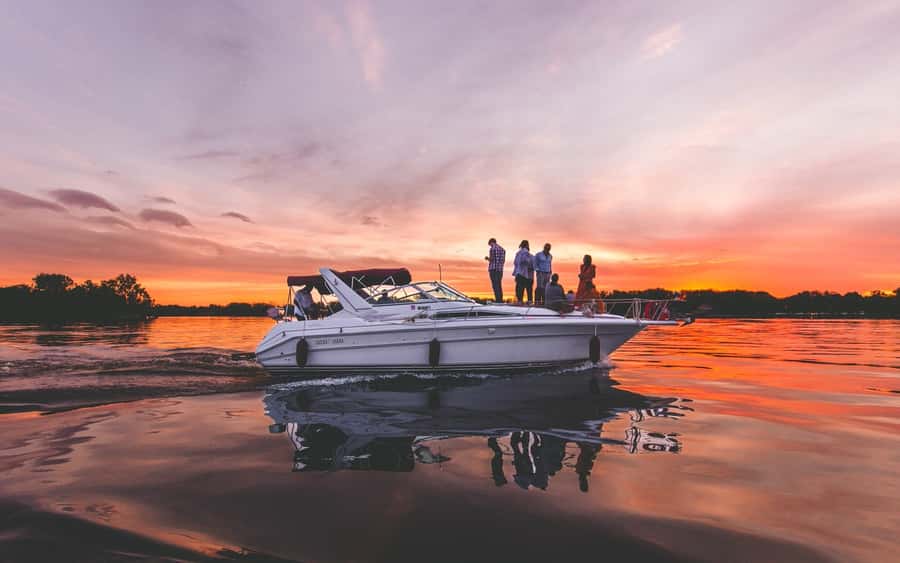 Ottawa: Downtown Yacht Cruise - Wed-Sun @ 6PM - 75 Minutes - Parliament from the Ottawa River