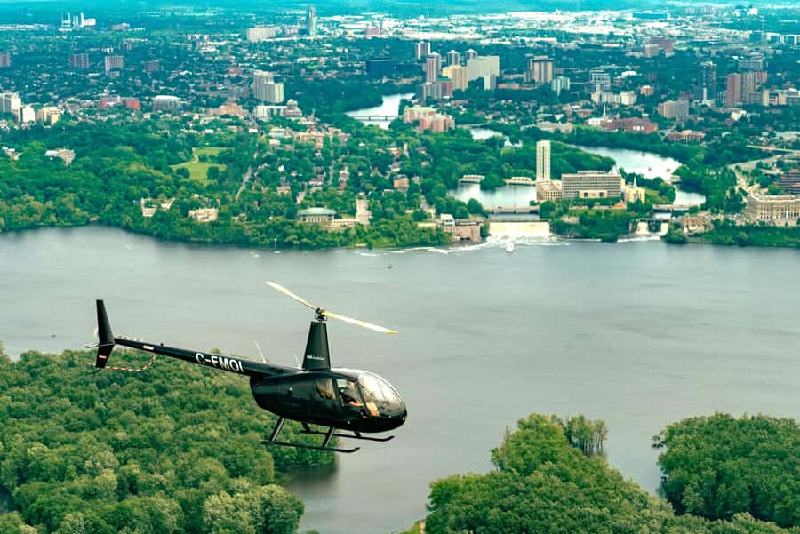 Ottawa: Panoramic helicopter flight (Gatineau Park + downtown) - Why the 20-minute option may be the sweet spot