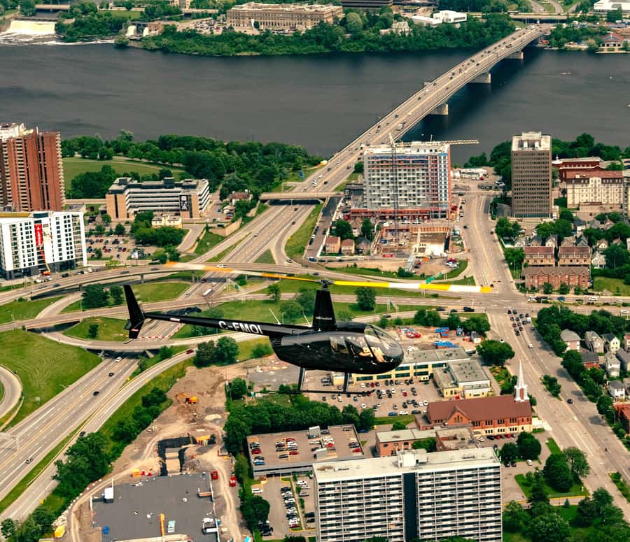 Ottawa: Panoramic helicopter flight (Gatineau Park + downtown) - Comfort, photos, and the small aircraft setting