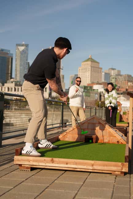 Outdoor mini golf in Montreal - A mini golf course with a Montreal view