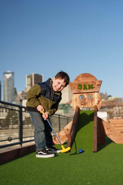 Outdoor mini golf in Montreal - Who will enjoy this most