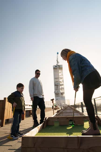 Outdoor mini golf in Montreal - Finding the course beside the Science Centre