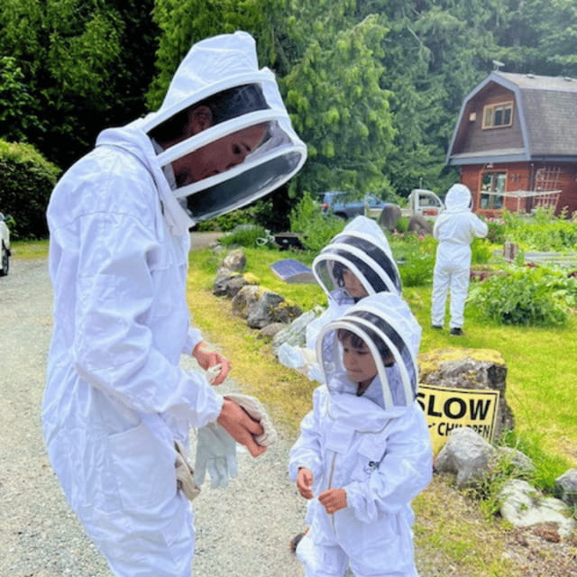 Paradise Valley: Bee Adventure Tour! - Bringing children to the apiary