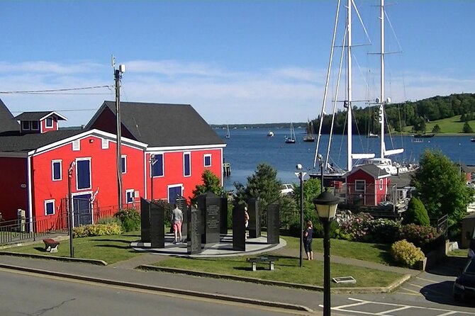 Peggy's Cove and Lunenburg Tour (small group) - Peggy’s Cove and the famous lighthouse