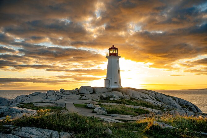 Peggy's Cove, Lunenburg and Titanic Cemetery Full Day Tour - The van ride, group size, and guide style