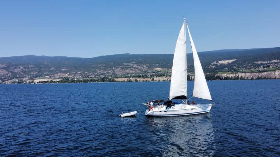 Penticton Okanagan Lake: Sailing Tour - Sailing beside the Naramata Bench