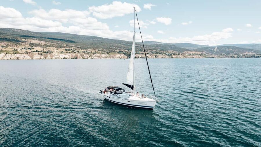 Penticton Okanagan Lake: Sailing Tour - Lunch, drinks, and comfort aboard