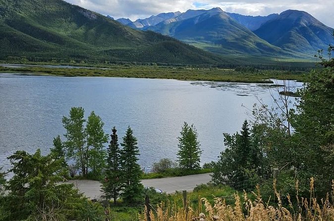 Private Transfer from Banff to Calgary or Calgary Airport - Drivers who focus on timing and safety