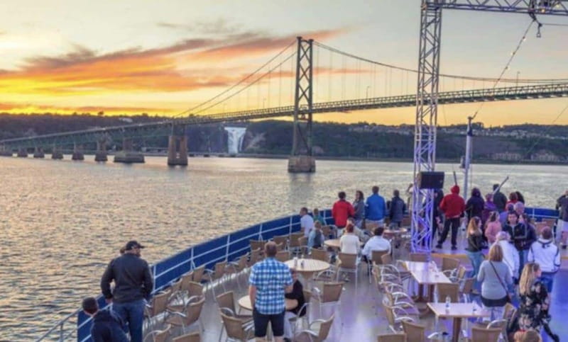Québec City: 2-Hour Cocktail & DJ Evening Cruise - Dancing with the onboard DJ