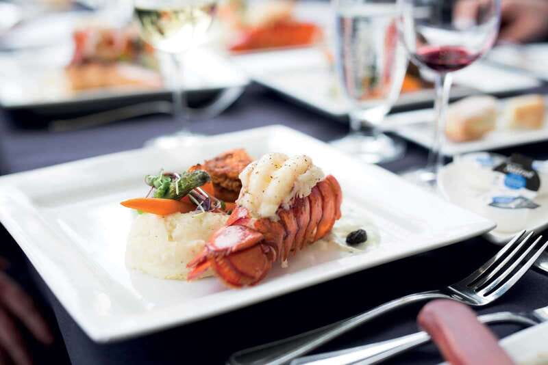 Québec City: 3 or 5-Course Dinner Cruise with DJ & Dancing - A sunset dinner with Québec City as your dining room