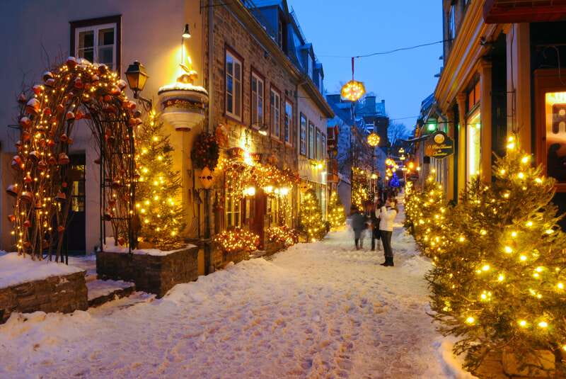 Quebec City: Christmas Magic Walking Tour in Old Quebec - A history walk with Christmas around the edges