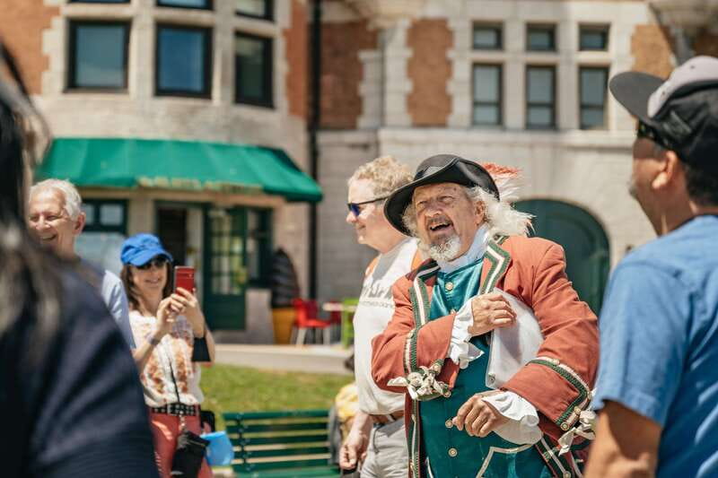 Quebec City: Guided Tour of Fairmont Le Château Frontenac - Starting outside at Au 1884