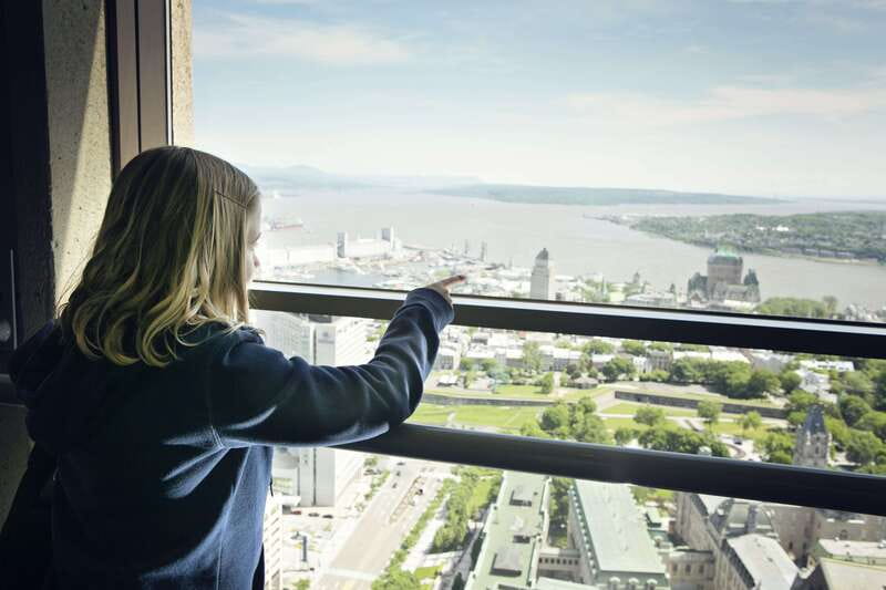 Quebec City: Observatoire de la Capitale Entry Ticket - Using the screens, tablets, and headset content