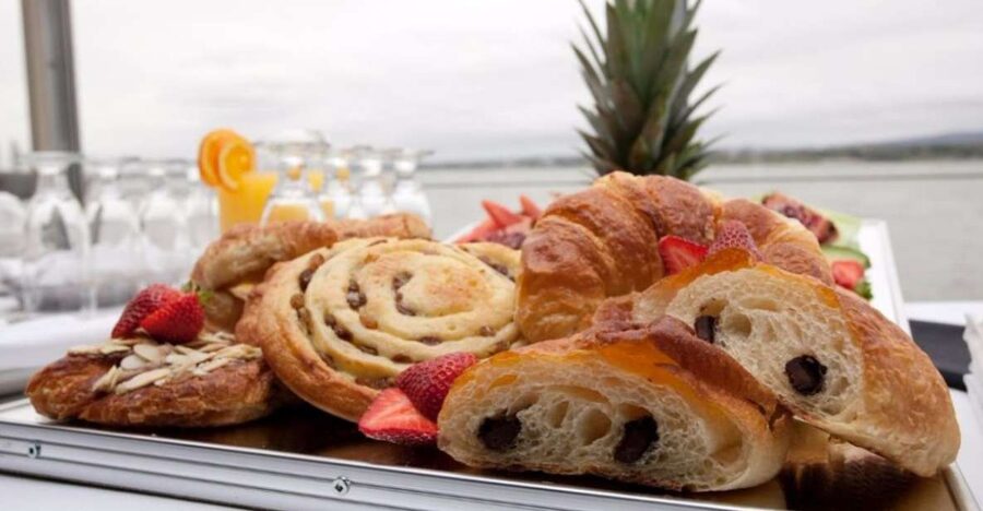 Québec City: Weekend River Brunch Cruise - Finding the best seat and deck